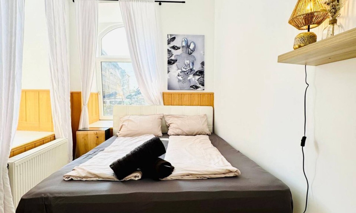 Hernals Apartment | 10 BR Apartment for Groups, 8-Min to Rathausplatz
