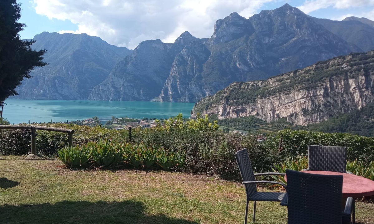 Torbole sul Garda Villa | 5 - Double with garden view overlooking the lake Torbole