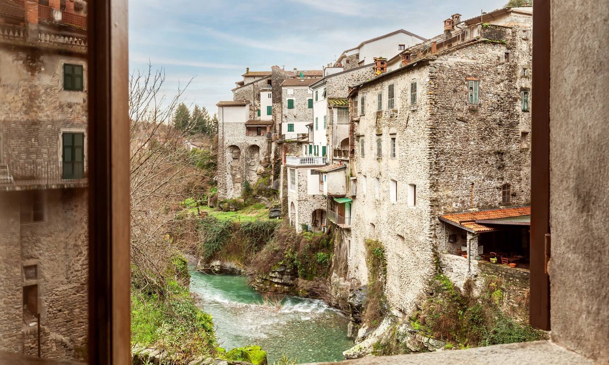 Bagnone Apartment | Apartment 'Casa Al Ponte Vecchio' with Private Terrace and Wi-Fi