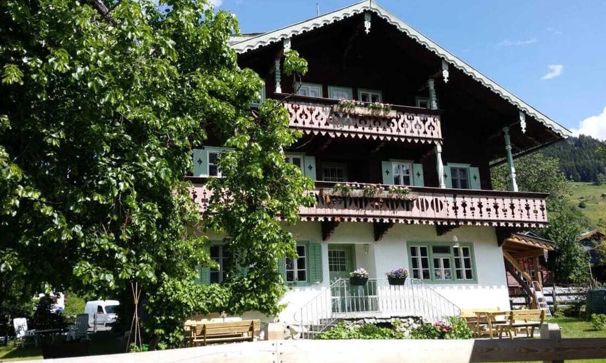 Muhlbach im Pinzgau Apartment | Apartment "Emerald" in traditional Austrian wooden chalet