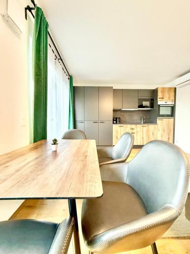 Liesing Apartment | Apartment mit Balkon und Parkplatz