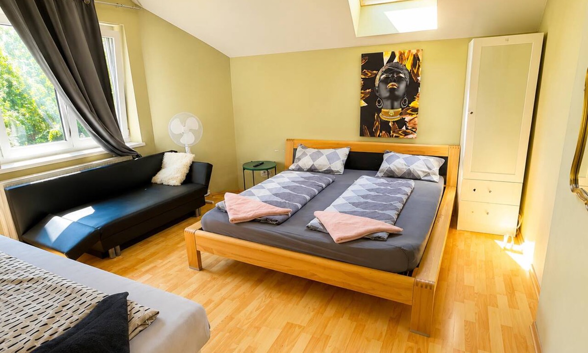 Grinzing Villa | Beautiful Room in Shared Villa | Garden & Parking
