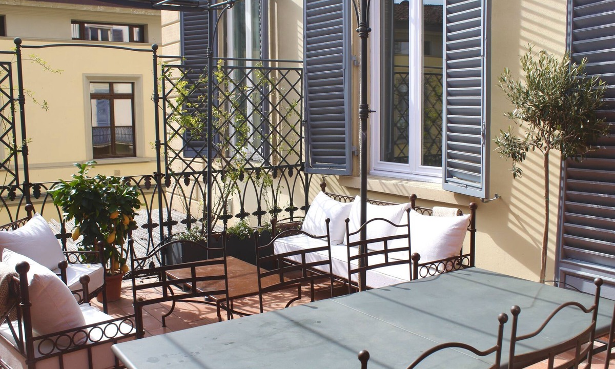 Santa Maria Novella Apartment | Bright and elegant flat with terrace by the river