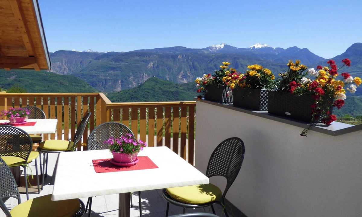 Caldaro Sulla Strada del Vino Apartment | Bright vacation apartment with terrace for a relaxing vacation with mountain views included