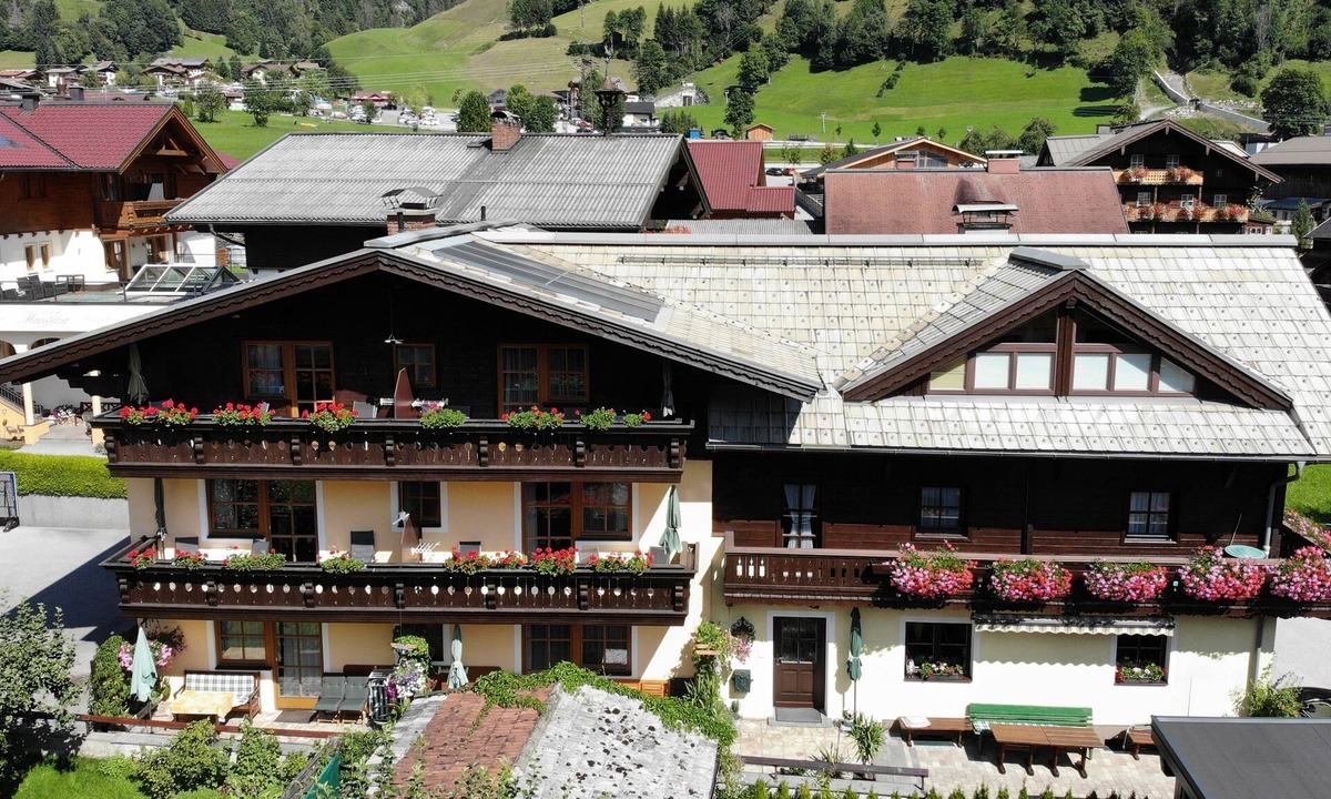 Dorfgastein Apartment | Centrally located holiday apartment+ free visit to the swimming pool in summer