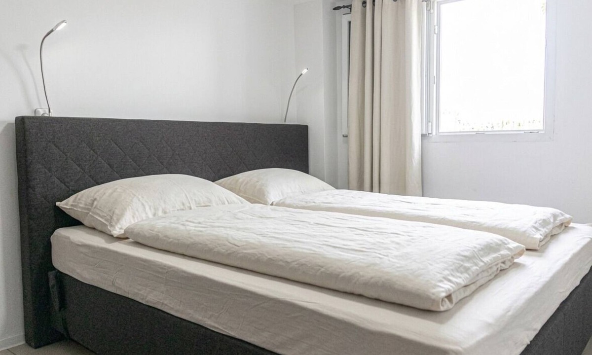 Grinzing Villa | Charming Villa Stay for 2 with Lush Garden Access