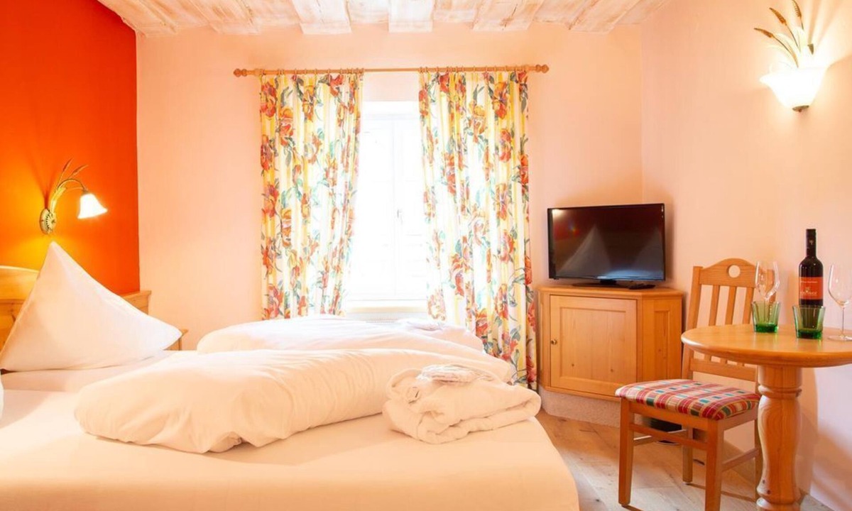 Ried House | Classic Double Room, Shower, Toilet - Hotel Försterhof, lebe pur gmbh.