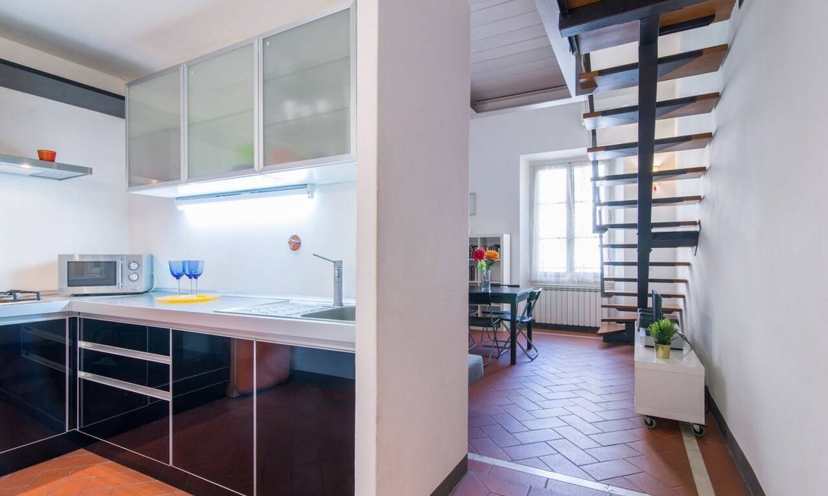 Santa Maria Novella Apartment | Comfortable and bright 80 sqm apartment, able to comfortably accommodate up to 5 people, is located on the third and top floor of a late 19th century building with lift. The property is located in an elegant neighborhood near the historic center of Flore