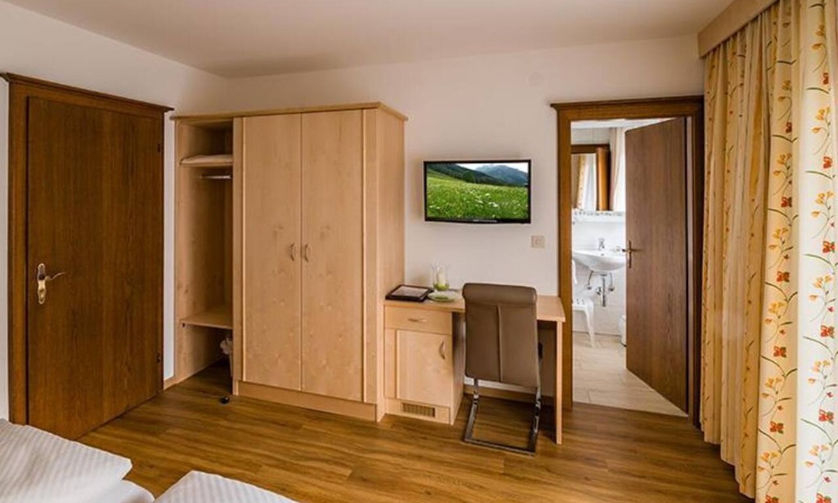 Rauris Bed & Breakfast | Comfortable double room with shower, WC and balcony - Weinschreiber, Apart &