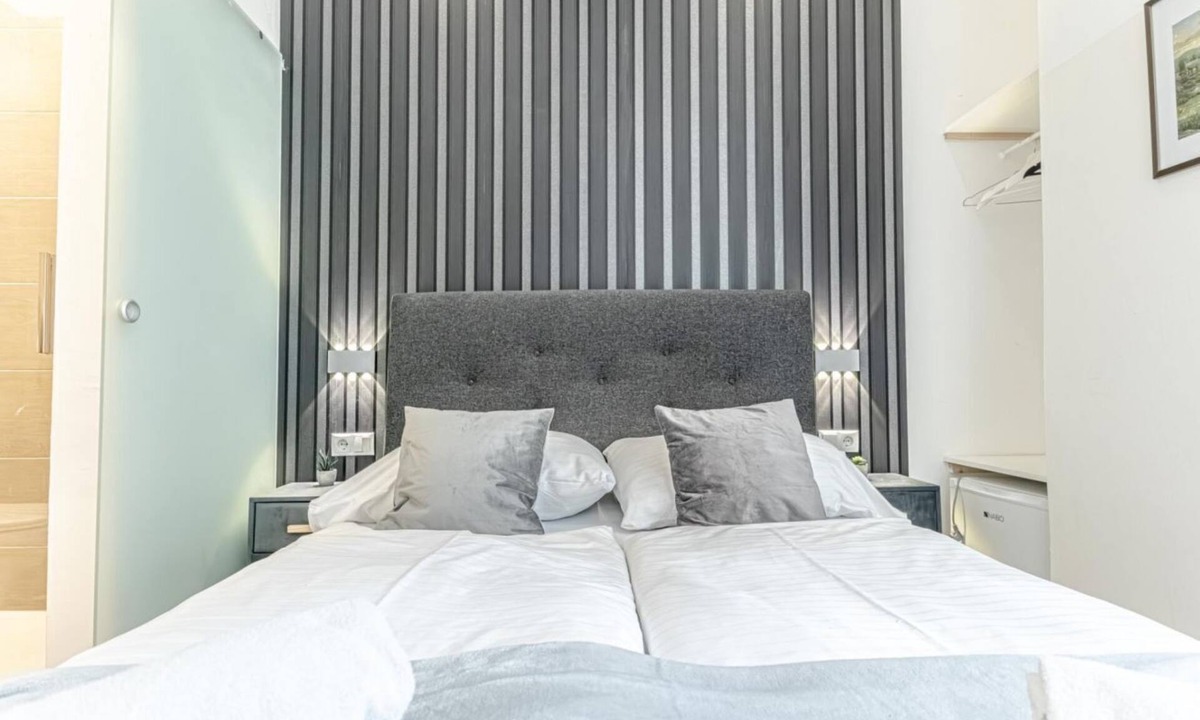 Mariahilf Hotel | Comfy Room + Ensuite Bath Near Westbahnhof Station