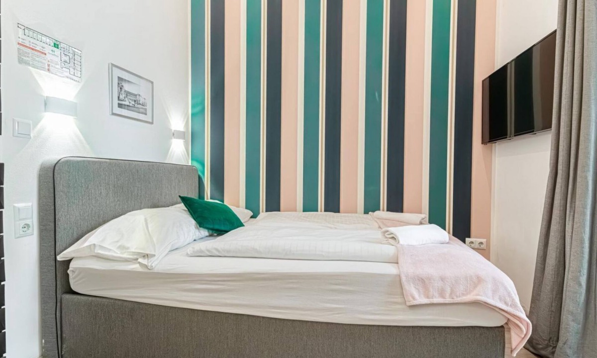 Mariahilf Hotel | Cozy Double Room w/Yardview - Perfect Shopping