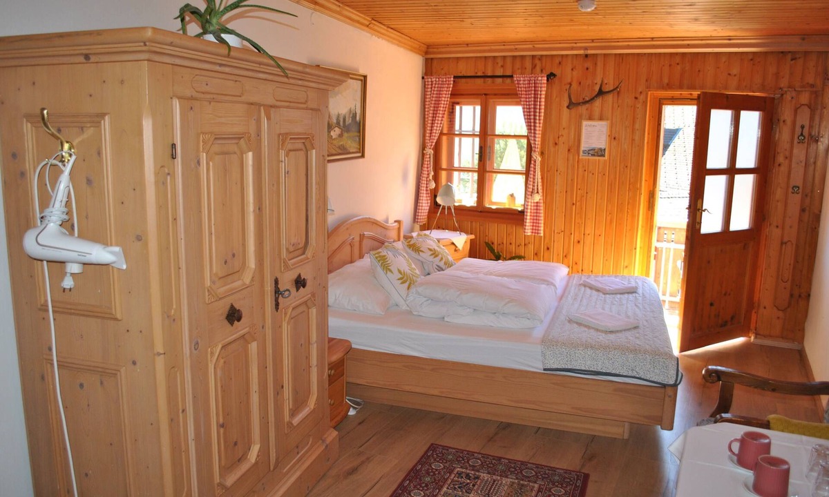 Hallstatt Bed & Breakfast | Double room with lake view and shared bathroom - Pension Leopoldine