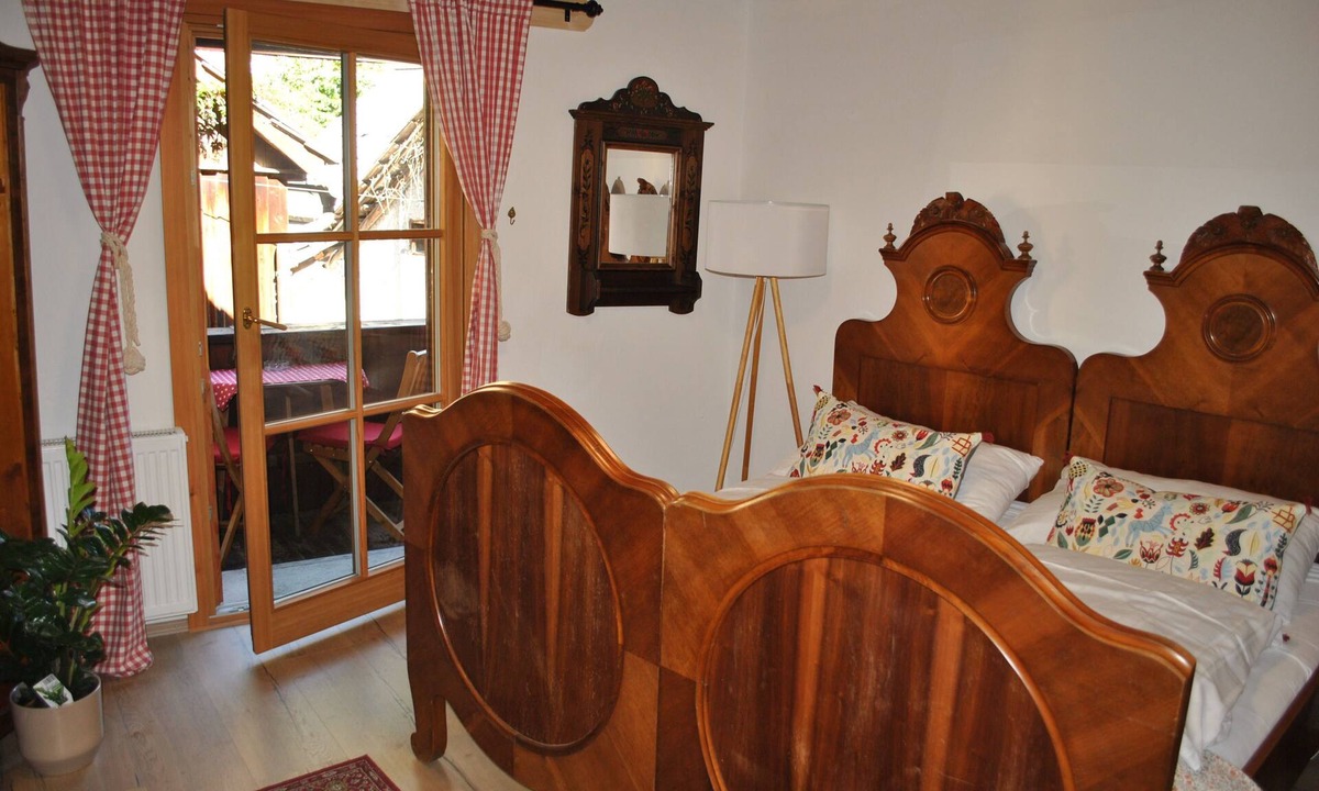 Hallstatt Bed & Breakfast | Double room with mountain view and shared bathroom - Pension Leopoldine