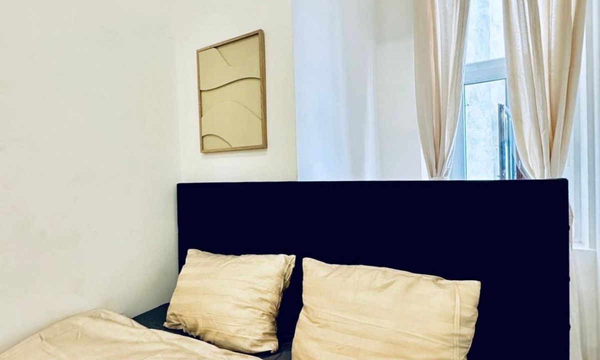 Wahring Apartment | Elegant 5-BR Home Ideal for Groups & Families