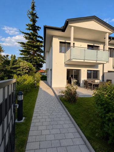 Kottingbrunn House | elegant house with garden near Vienna