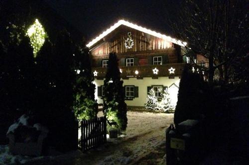 Golling an der Salzach House | Forest Chalet, all famous ski areas around us, 15 min to city of salzburg, mountainview, panorama sauna, bath whirlpool, fire pit in garden up to 10 p