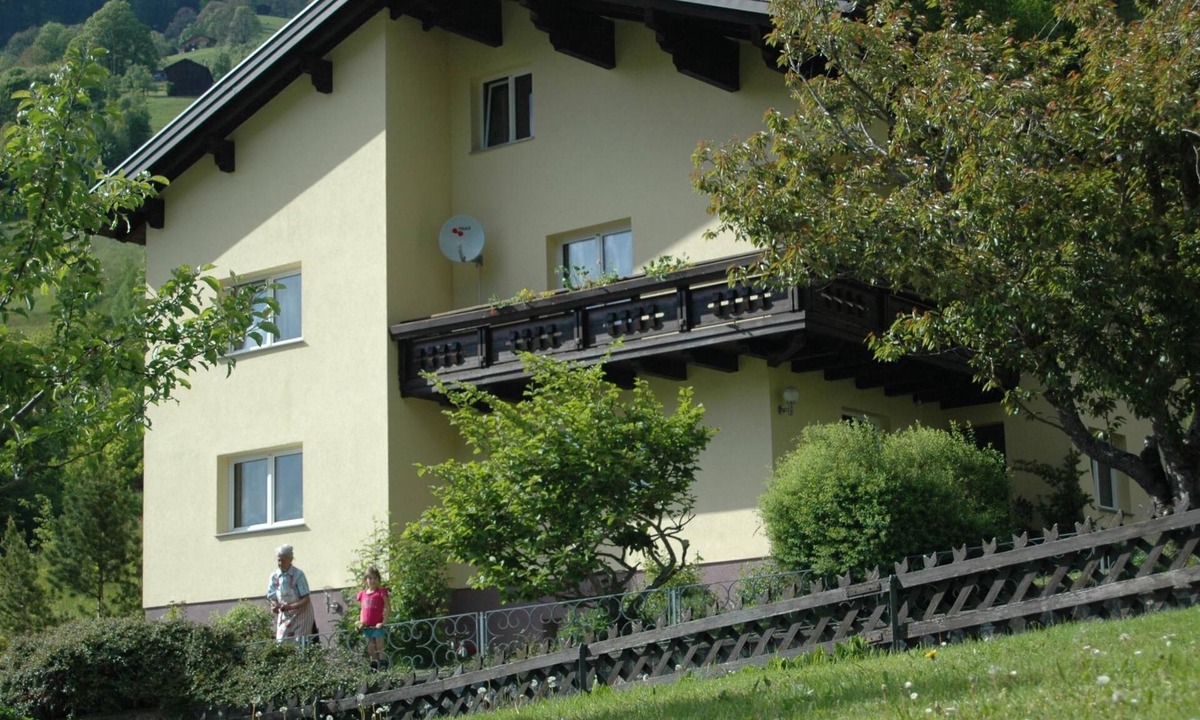 Silbertal Apartment | Große Wohnung in Silbertal mit Großem Garten by Interhome