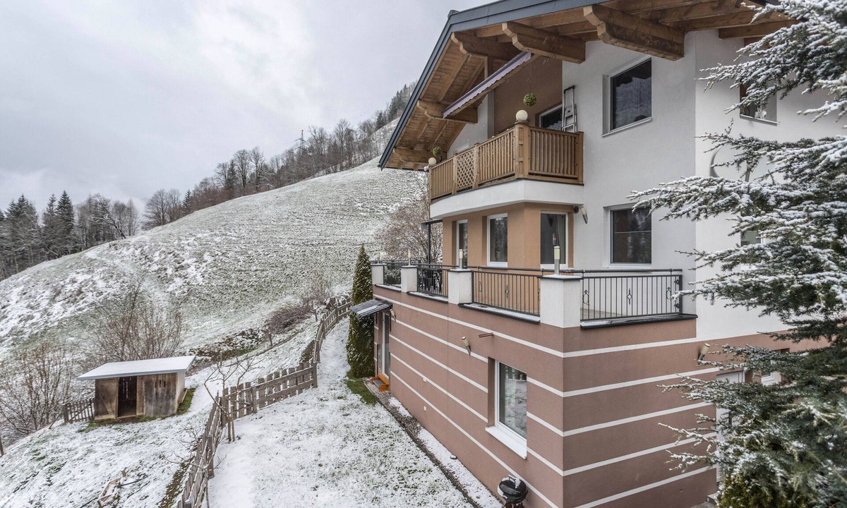Sankt Johann im Pongau Apartment | Holiday flat 'Chalet Berger' with mountain view, communal garden and WiFi.
