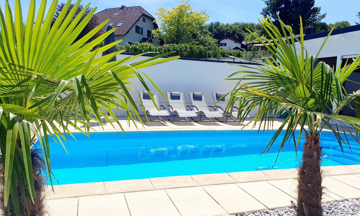 Mauerbach House | Holiday Home 'Luxury Villa Vienna' with Private Pool, Private Garden and Wi-Fi