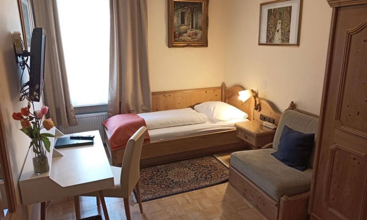 Elisabeth-Vorstadt Bed & Breakfast | HOT DEAL single room non refundable rate - Adlerhof, Pension