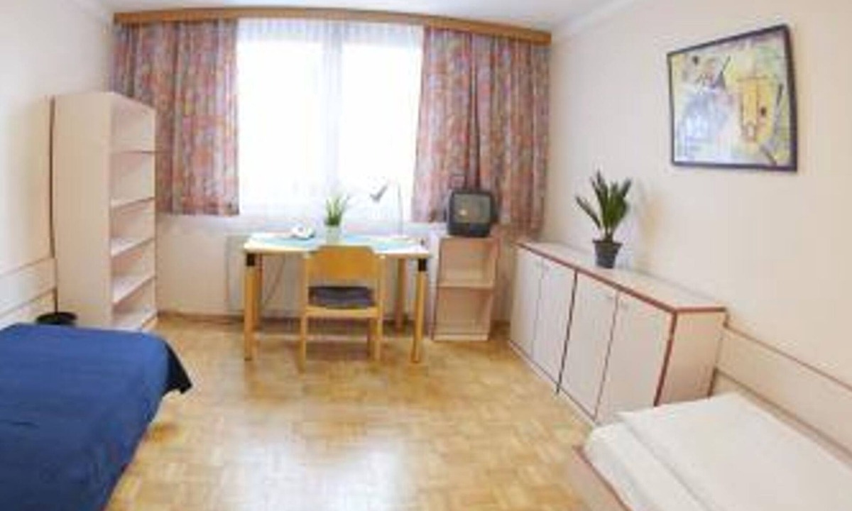 Innsbruck House | Hotel Karwendel - single room with shower or bath, toilet