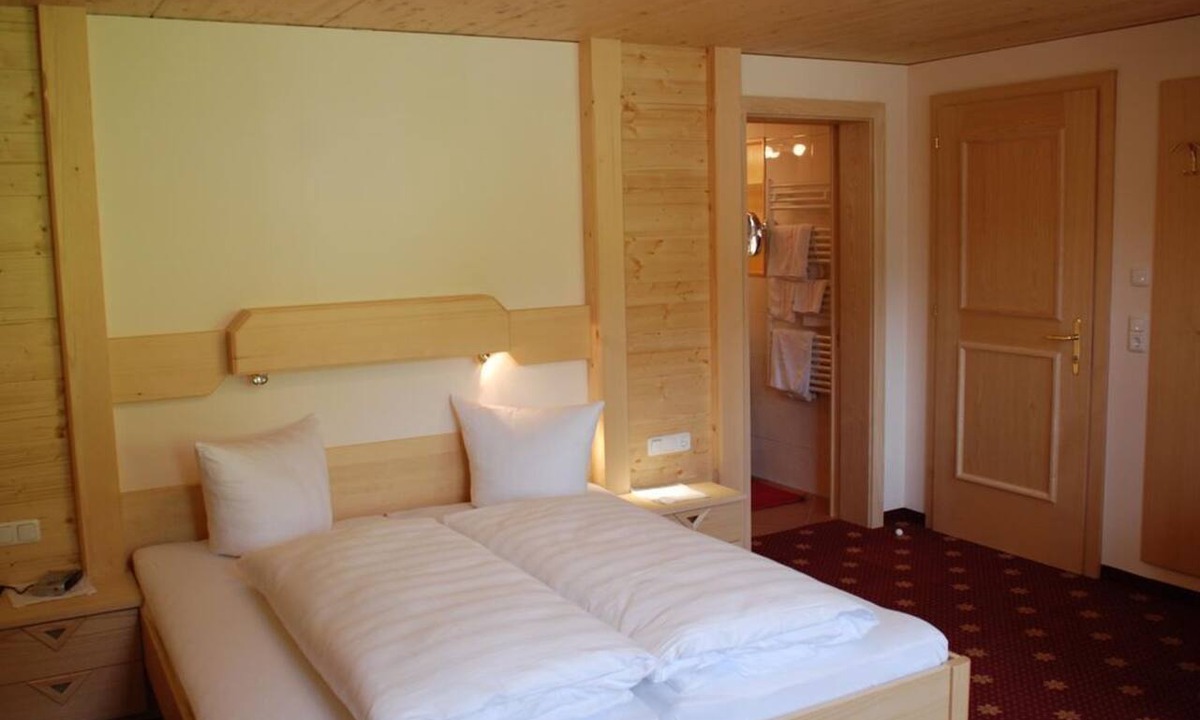 Damuels House | Large comfort double room with balcony - Hotel Restaurant Alpenblume