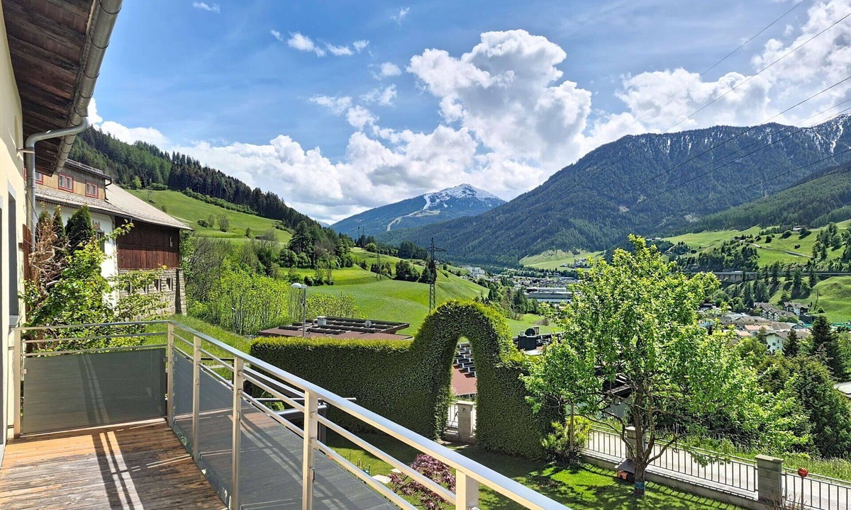 Pfons Apartment | Lovely apartment for 4 guests with WIFI, TV and terrace