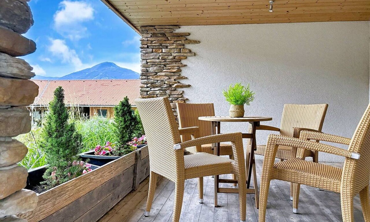 Kaprun Villa | Lovely apartment in villa for 4 guests with TV, balcony and pets allowed