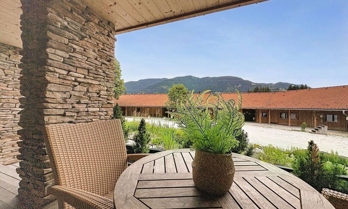 Kaprun Villa | Lovely apartment in villa for 4 guests with TV, terrace and pets allowed