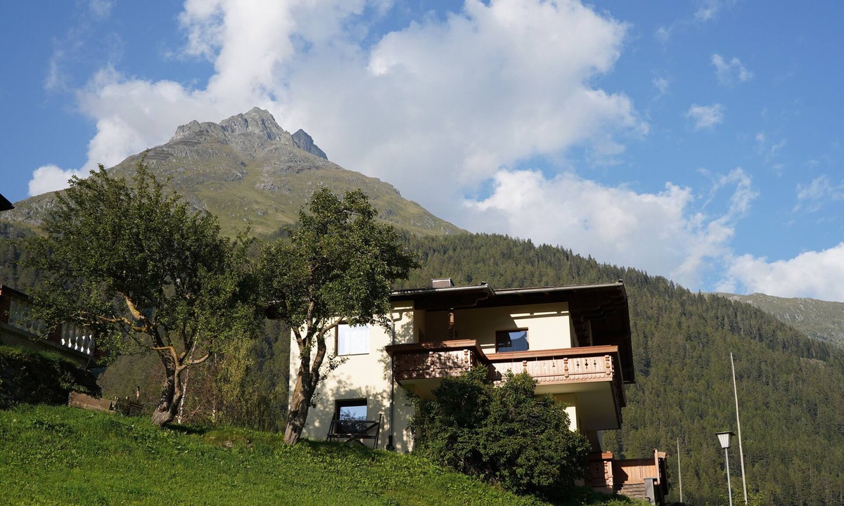 Pragraten Apartment | Modern apartment with terrace for mountain enthusiasts