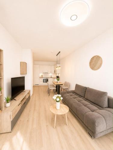 Wiener Neustadt Apartment | Modern business apartment with balcony