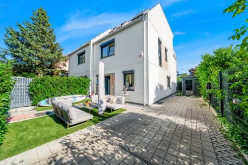 Kaisermuhlen Villa | Modern Luxury Villa, 5 Bedrooms, Outdoor Grill