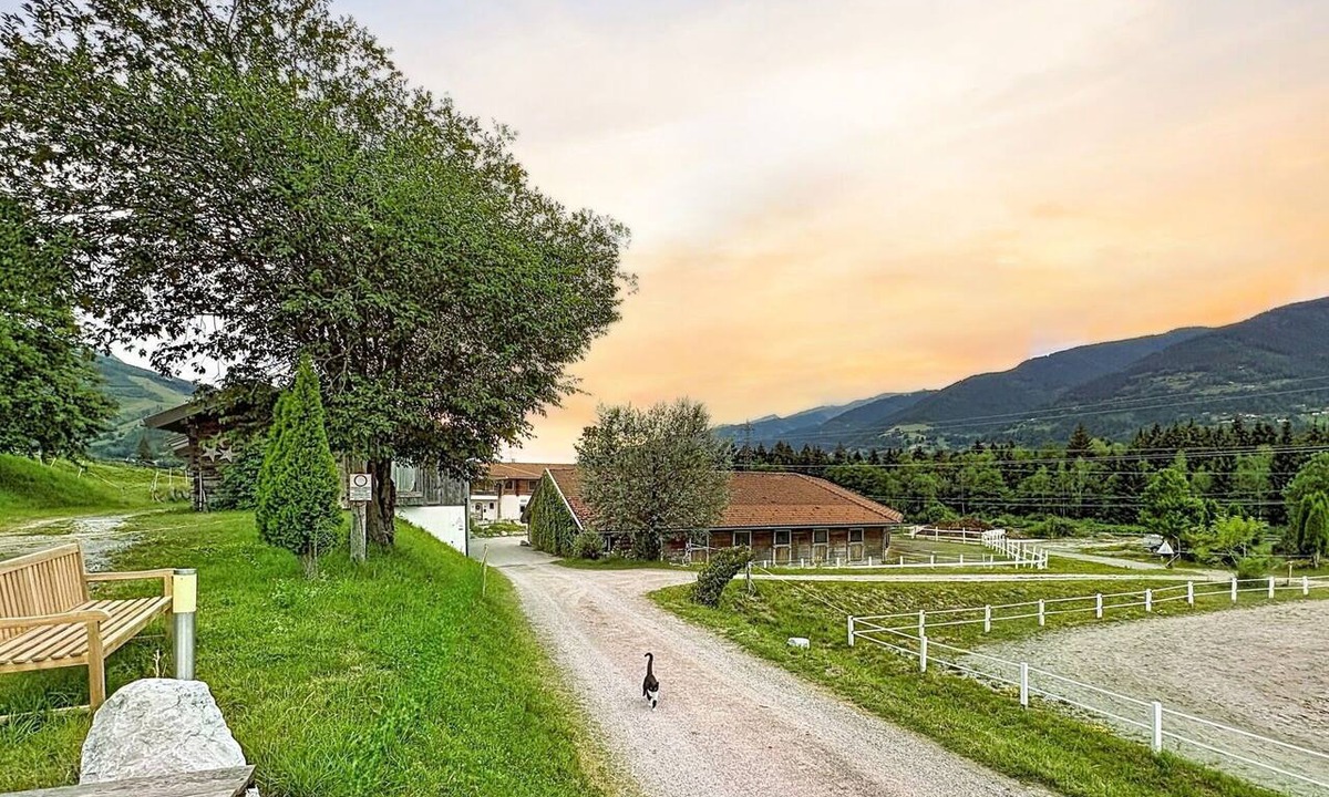 Kaprun Villa | Nice apartment in villa for 4 guests with TV, balcony and pets allowed
