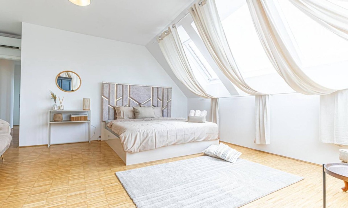 Leopoldstadt Apartment | Prater Ferris Wheel & Augarten Luxury Retreat