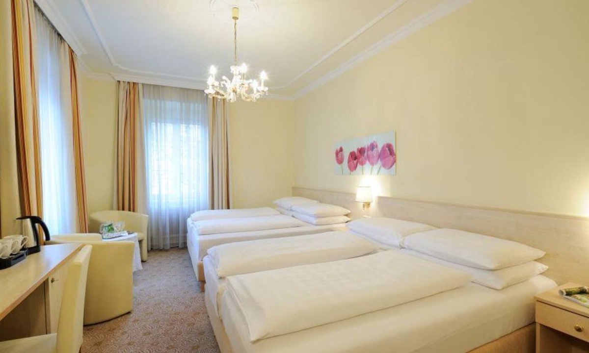 Elisabeth-Vorstadt House | Quadruple room with shower and bath, toilet - clipper, hotel