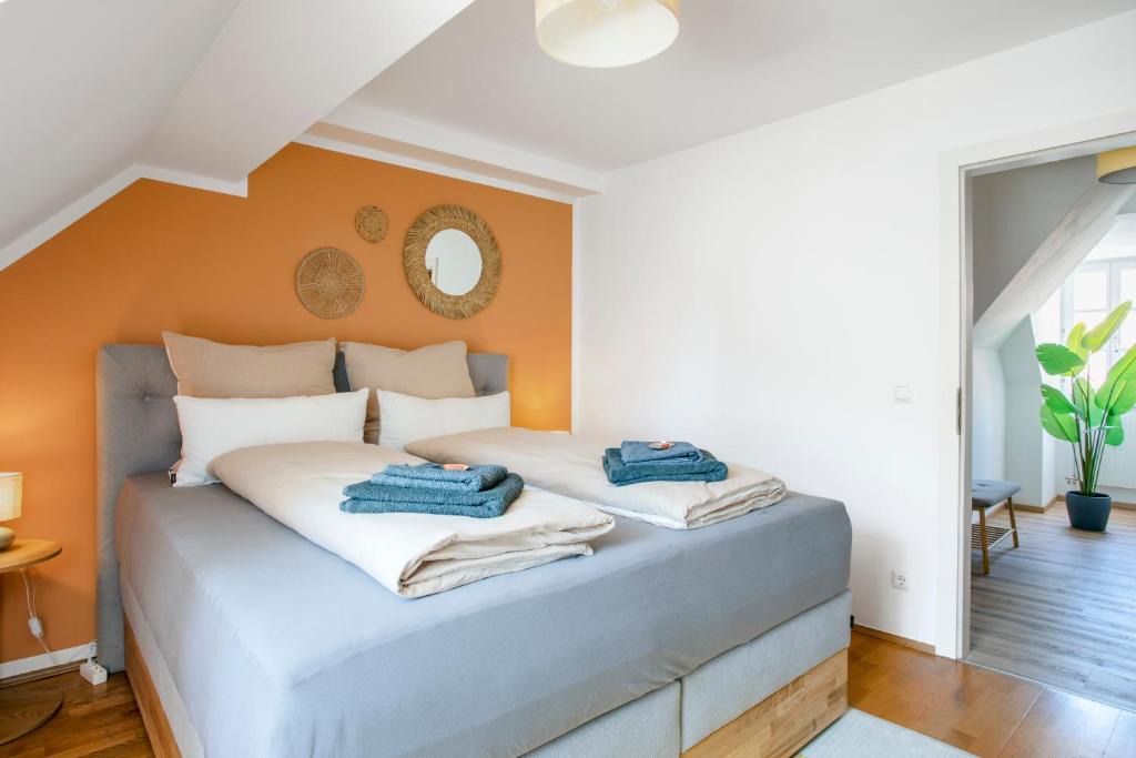 Graz City Centre Apartment | Quiet Courtyard Altstadt Suite - 3BR & Free Parking by HERO HOMES Graz