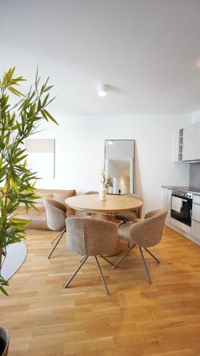 Liesing Apartment | Riverside Residence 1,01
