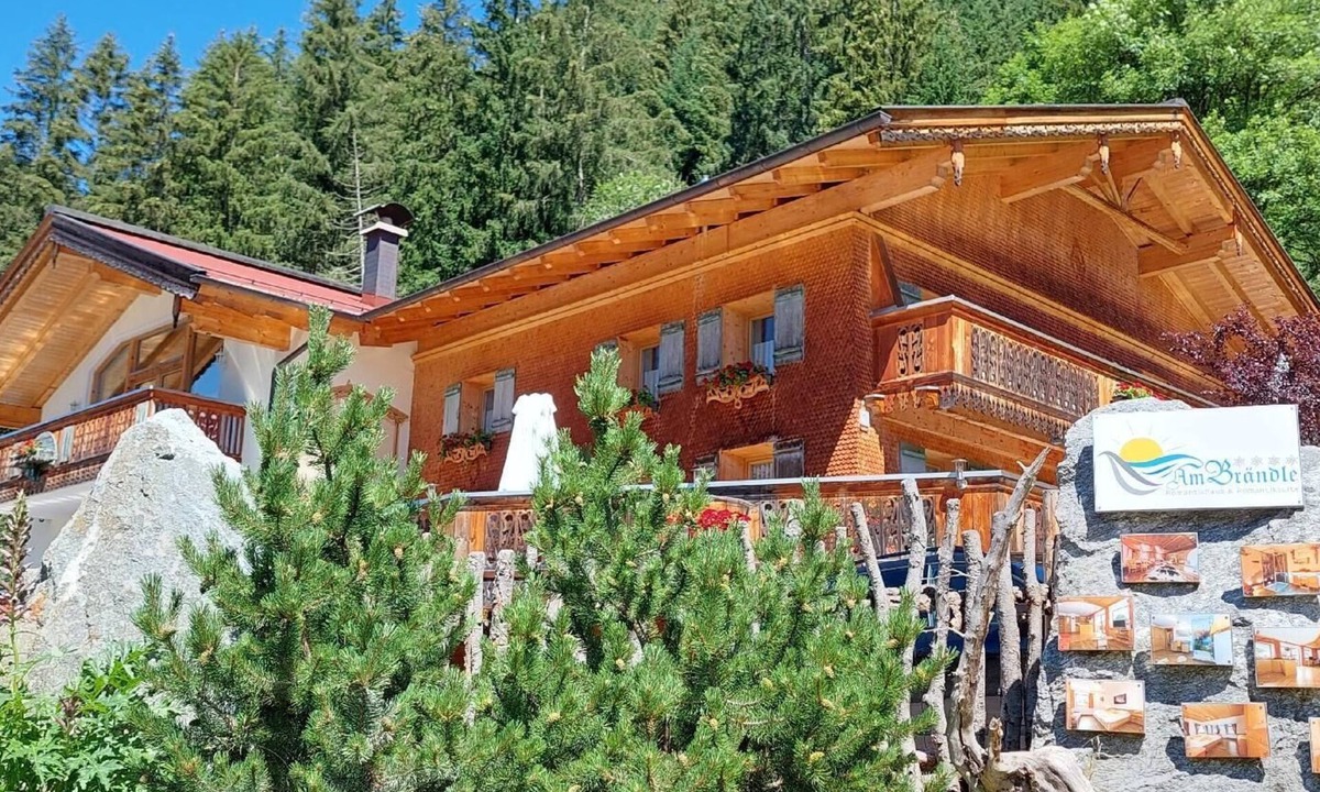 Haller House | Romantic holiday house with a terrace and a view of the lake