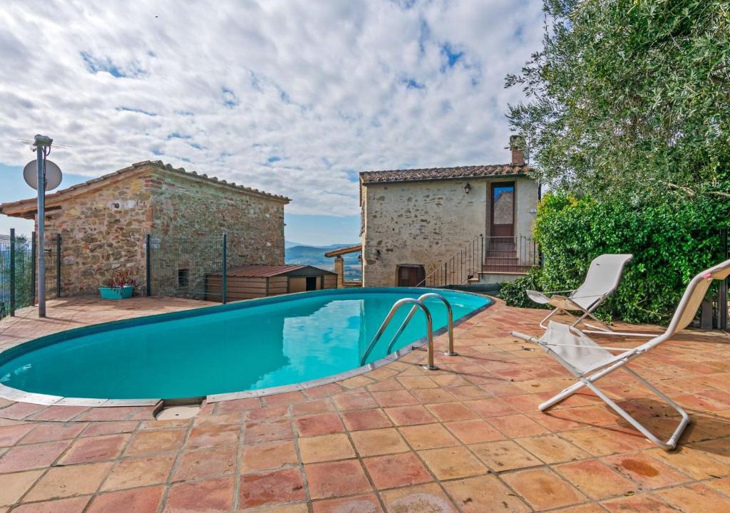 Corciano House | Rustic Holiday Home in Corciano with Swimming Pool
