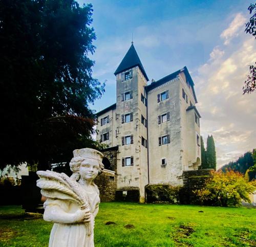 Huettenberg House | Schloss Süßenstein