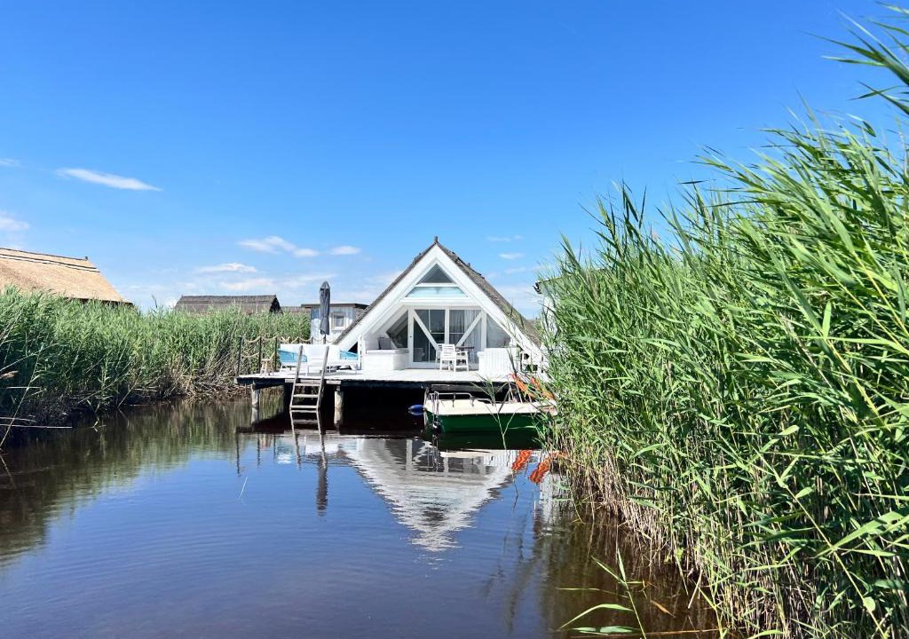 Rust Ski Chalet | Seehütte Neusiedlersee "Strandhaus" inklusive Elektroboot