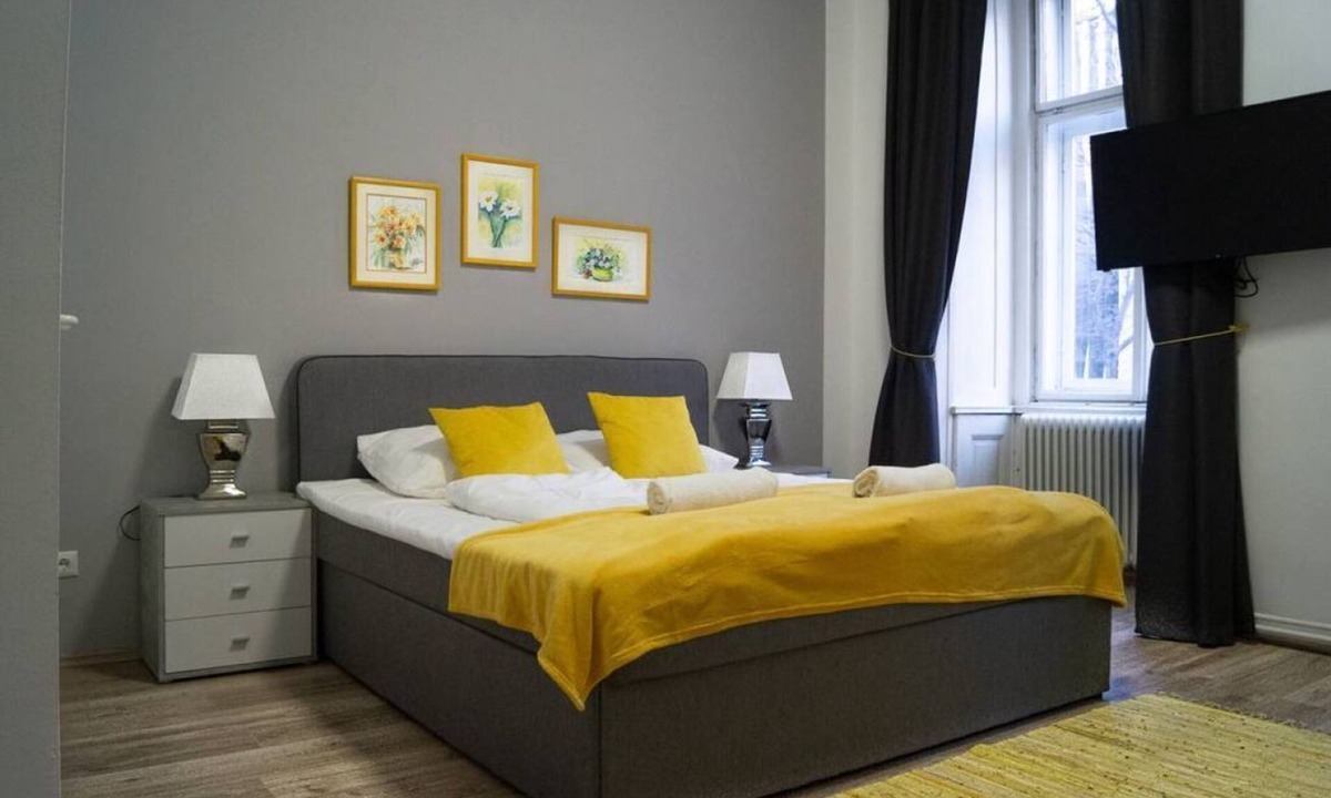 Mariahilf Villa | Shopping Paradise 9BR Complex Ideal for 23 People