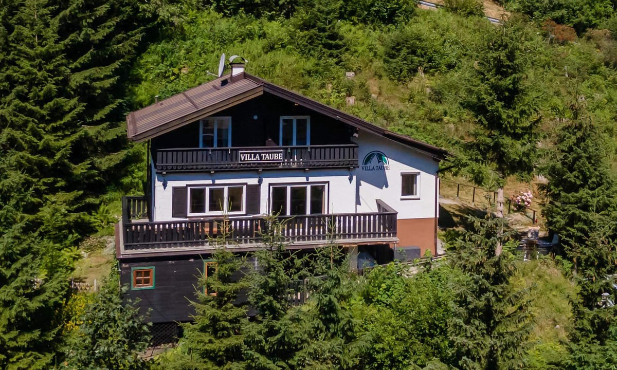Bad Gastein Apartment | Ski-in/ski-out apartment on a glacier boulder