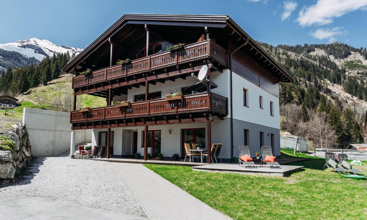 Rauris Apartment | Ski-in/ski-out apartment with a balcony