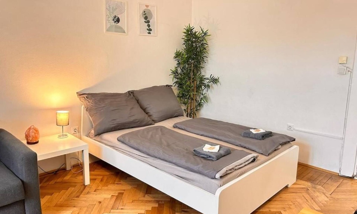 Favoriten Apartment | Spacious Apartment by Interhome