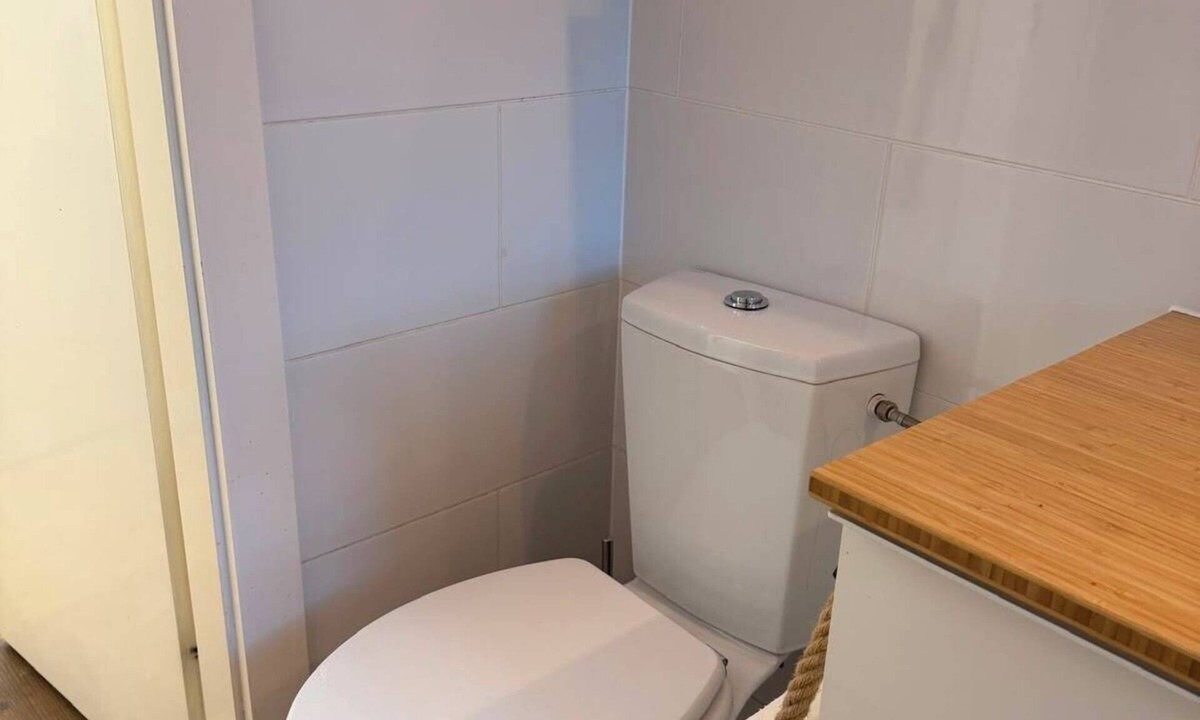 Mannswoerth Apartment | Spacious Apartment Near Vienna Schwechat Airport I Parking & 2 Bedrooms