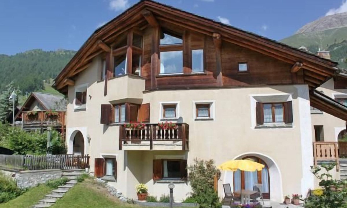 Celerina-Schlarigna Apartment | Studio flat Chardun with garden seating area