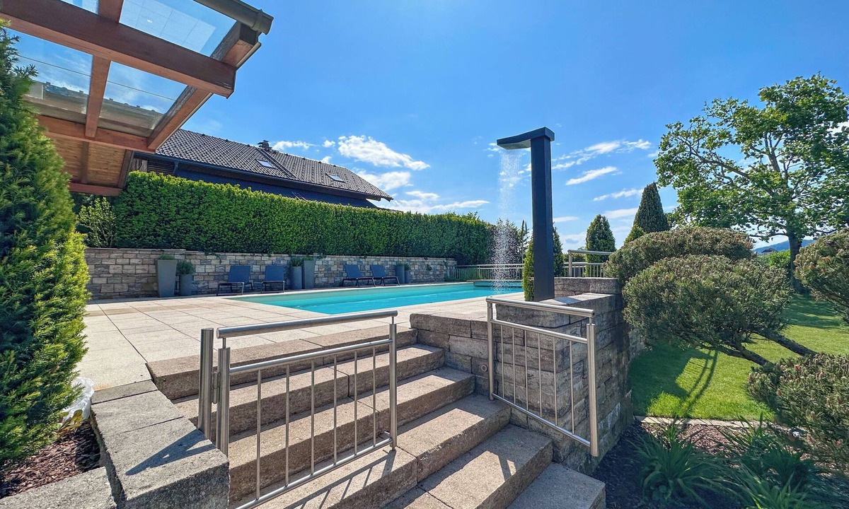 Seekirchen am Wallersee House | SUNDAY BLISS near Salzburg – Spacious Living with 5 Bedrooms & a Pool