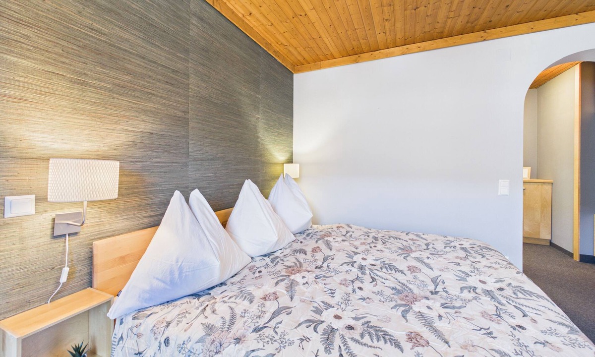 Altossiach Apartment | Sunset Luxe Suite: Private Beach, Panoramic Views, 2 Bathrooms & Terrace + SUPs