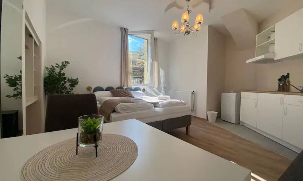 Funfhaus Apartment | Trendy Studio Prime Location w/kitchenette & TV